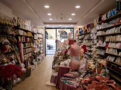 Ci spostiamo in via Melo, dove � attivo �Tania Insalata�, negozio che prende il nome dalla sua attuale proprietaria, ma che fu fondato dal padre Pasquale nel 1971